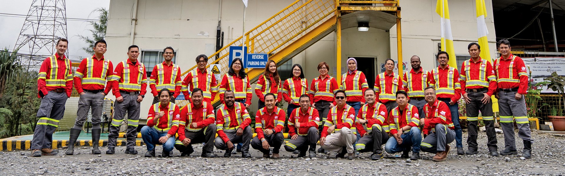 La page de la bannière du site Web pour l'Asie montre divers employés de Redpath debout devant un chantier, posant pour une photo de groupe.