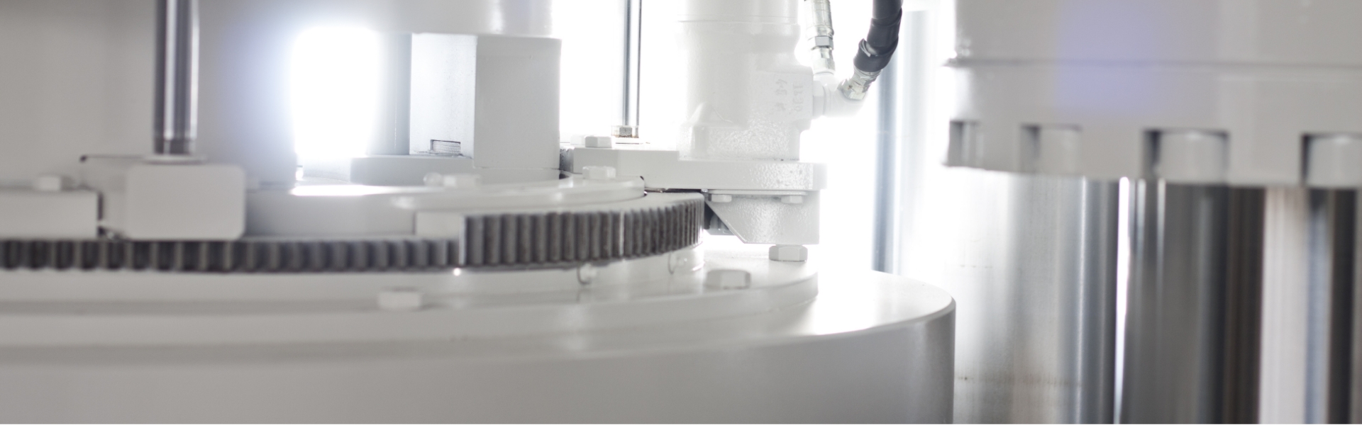 El banner de página para la página de contacto muestra una imagen en primer plano encontrada en un taladro raisebore.