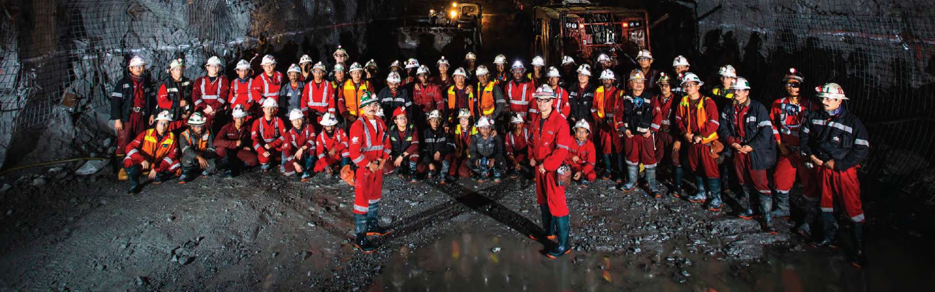 La bannière du site Web pour la page Trouver des postes disponibles montre un groupe d’employés de Redpath, tous vêtus d’équipement de sécurité, posant pour une photo de groupe à l’intérieur d’un site minier.