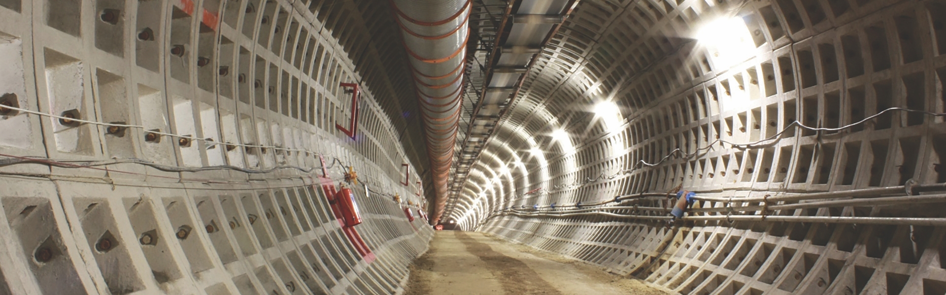 Les murs d'un tunnel sont construits à partir d’un motif de rectangles encastrés, disposés en grille qui s’incurvent le long de l’arc du tunnel.