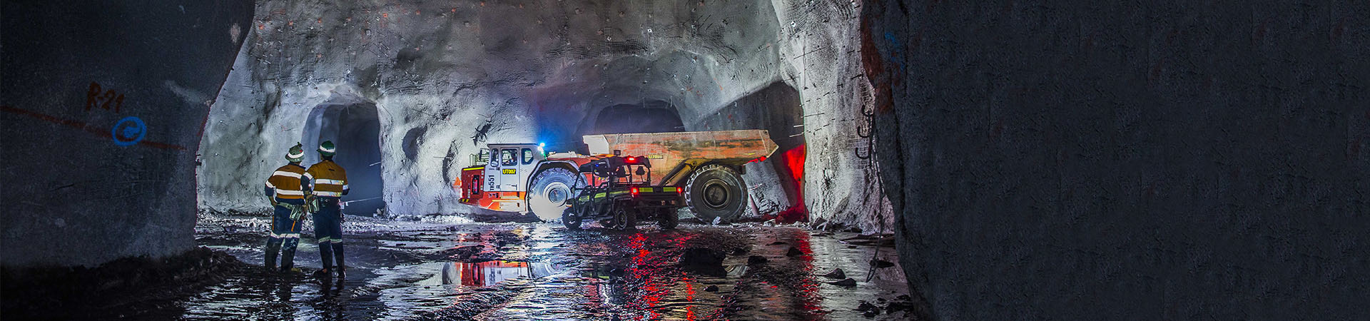El banner del sitio web para la página de Ferias y Eventos muestra a dos empleados de Redpath monitoreando un camión que opera en una excavación masiva.