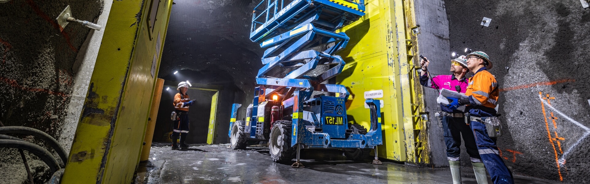 Les employés de Redpath travaillent sous terre, font des observations et discutent de leur environnement de travail.