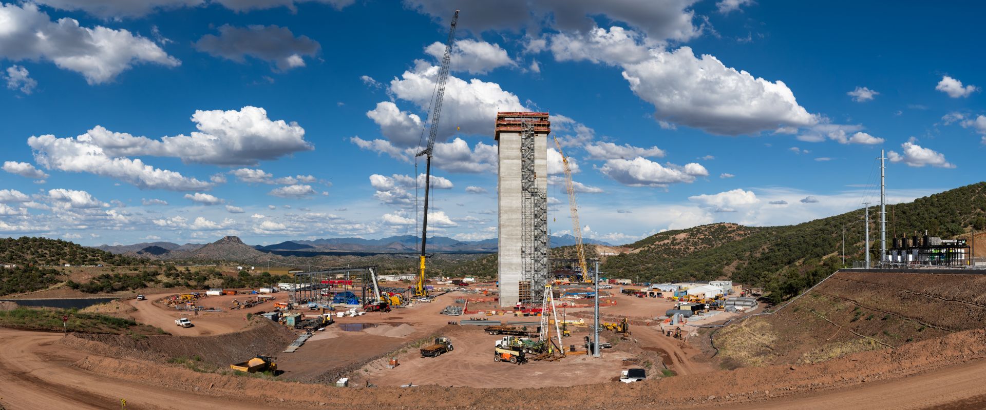 Construction en surface du chevalement à Hermosa Mine, située dans les montagnes de Patagonia en Arizona.
